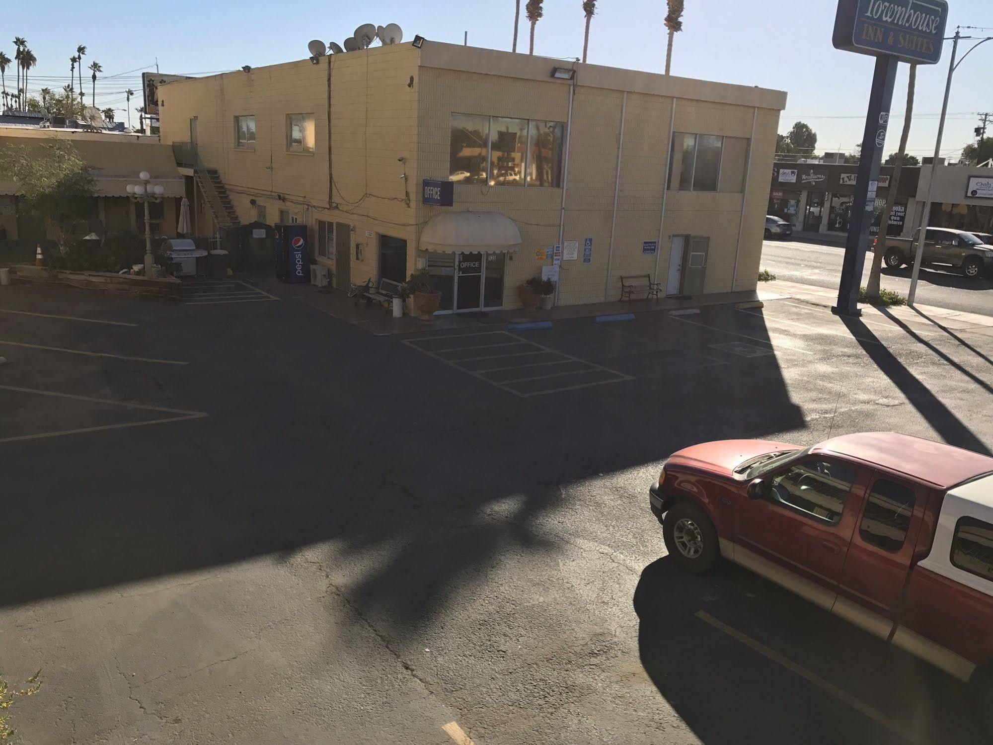 Townhouse Inn And Suites Brawley Exterior photo